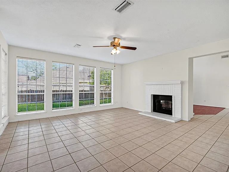2411 Charter Oaks Ct — Photo 7