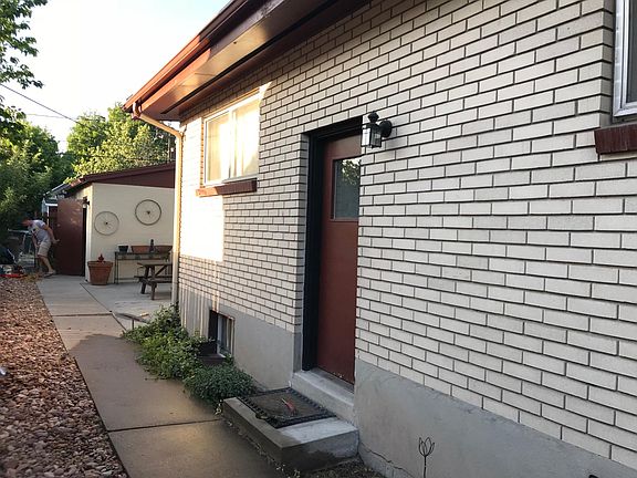 Private entrance
