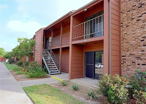 904 University Oaks Photo 1