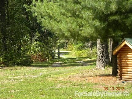 Private Drive : Driveway gives you close access to town road.
