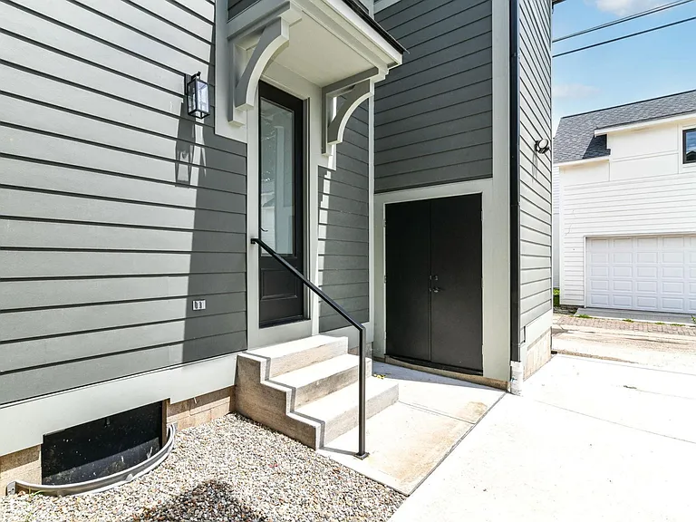 717 E 27th St — Photo 23