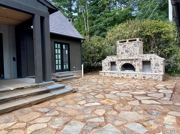 393 Whiteside Mountain Road, Highlands, NC 28741
