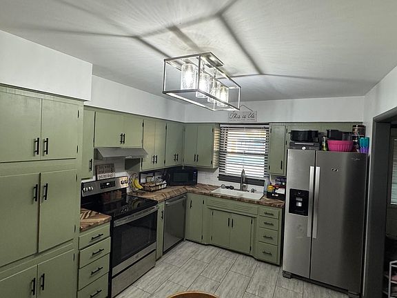 5th image of 915 College Ln