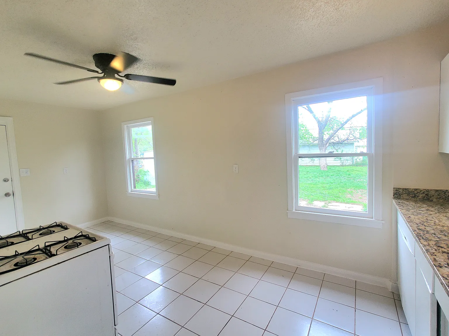 3-1 with Garage - S Fort Worth Near I-35 & I-20 — Photo 4