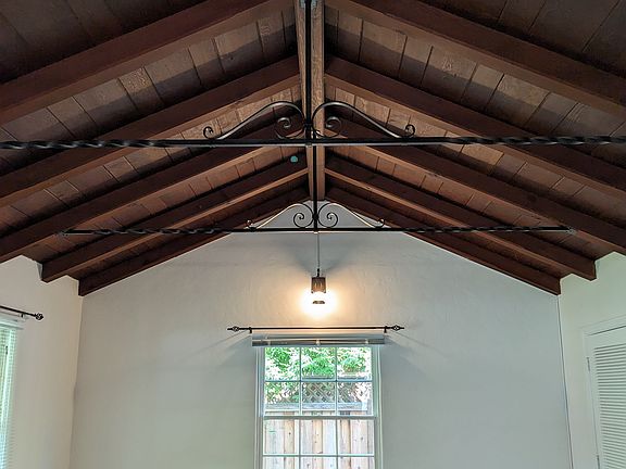 5th image of 801 Live Oak Ave