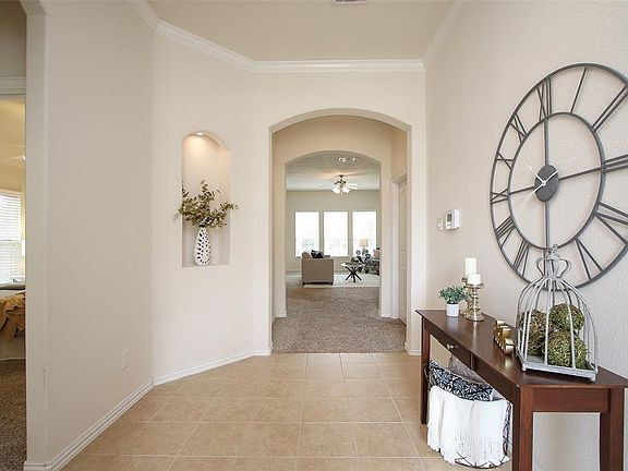 Graceful archways provide a gracious and spacious entry to the home. The lighted art niche adds a nice custom touch. Foyer is large enough bookcase and/or bench seating.