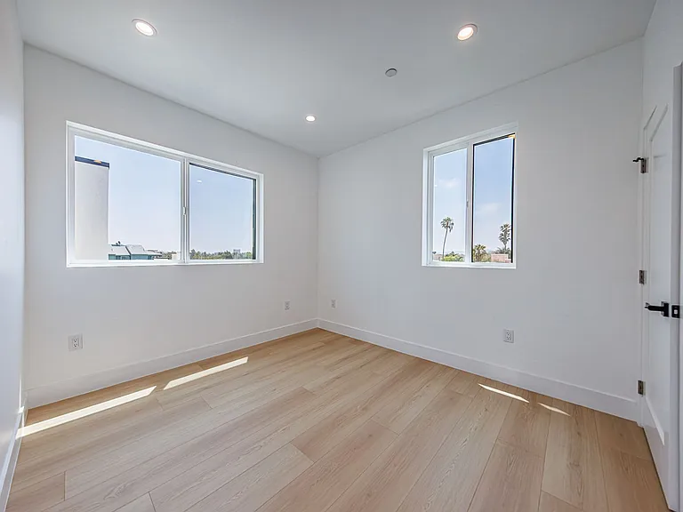 Gorgeous New Townhomes Next To la Cienega Park — Photo 40