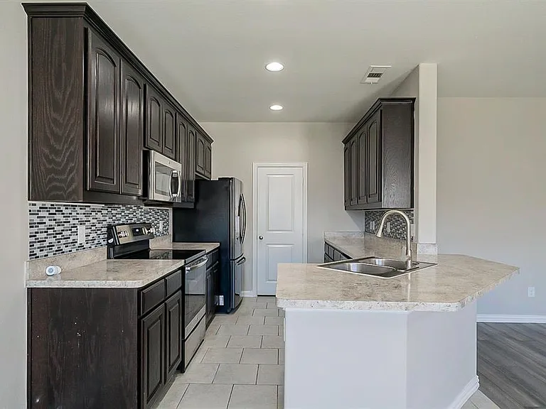 312 Emerald Creek Dr — Photo 5