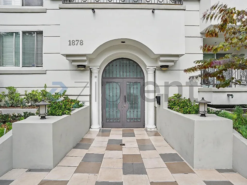 1878 Greenfield Ave #204