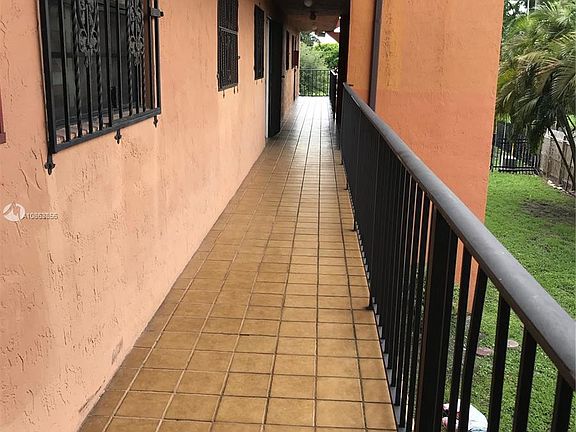 4th image of 1471 W 43rd Pl APT 203
