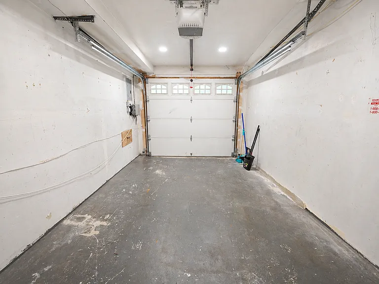 105 Crown Ave — Photo 23