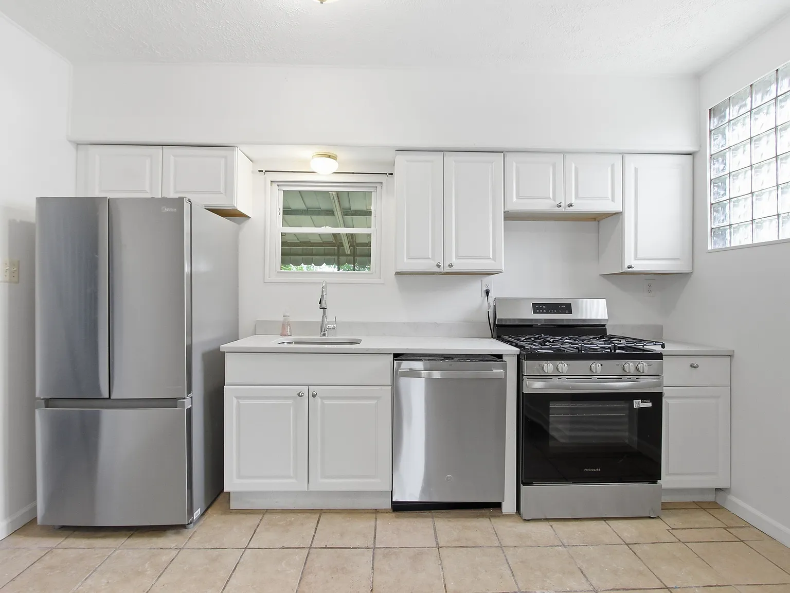 3 bed, 1.5 bath, 1400 sqft, $1,795 — Photo 1