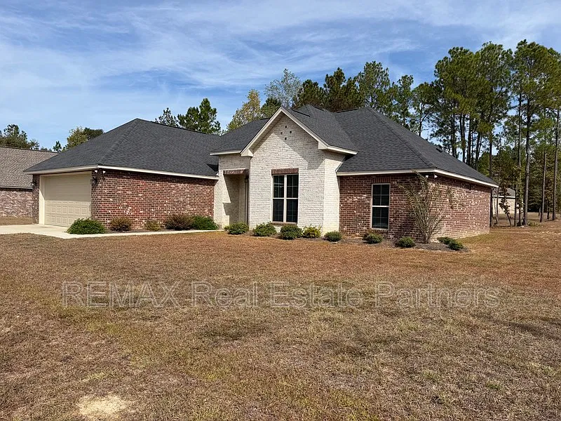 4 bed, 2.0 bath, 1840 sqft, $2,400 — Photo 2