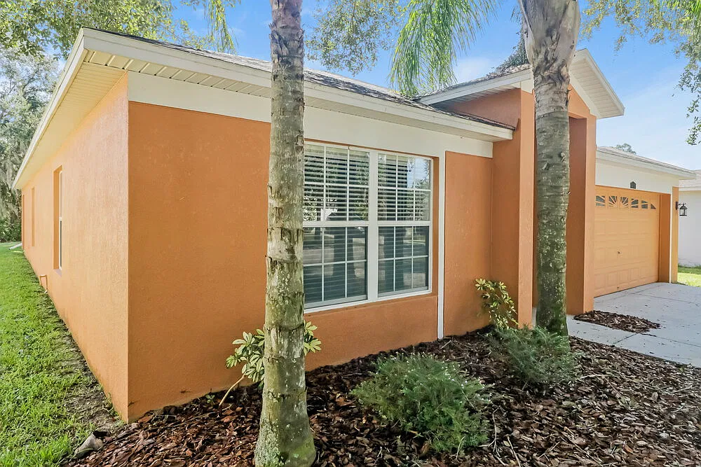 4 bed, 2.0 bath, 2204 sqft, $1,945 — Photo 3