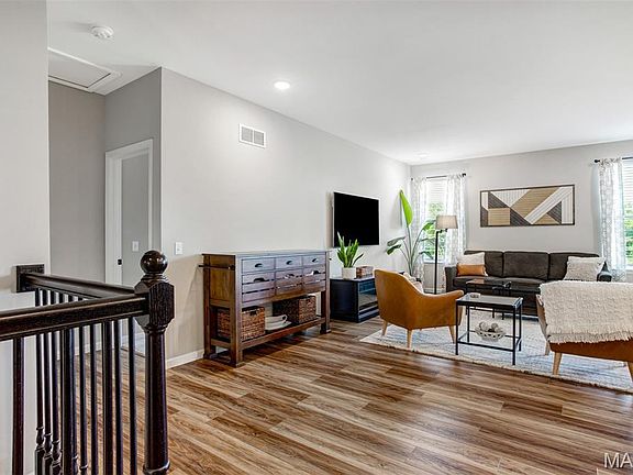5th image of 213 Dell View Dr