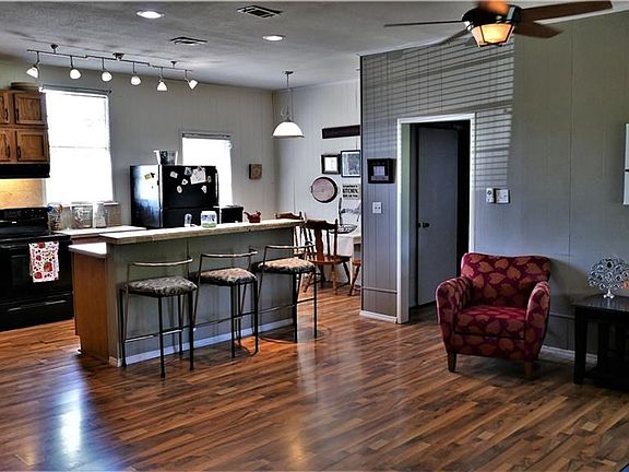 3rd image of 912 McClintic Dr
