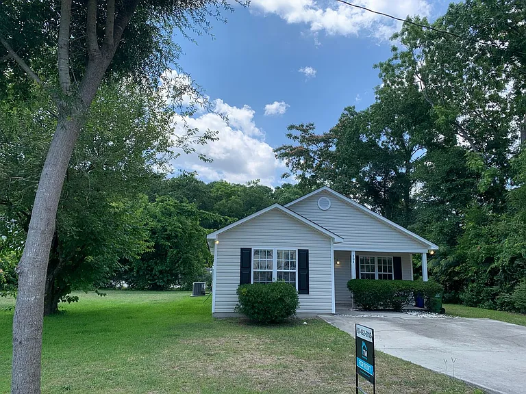 204 White Ave — Photo 1