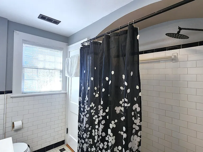 300 Russell St — Photo 14