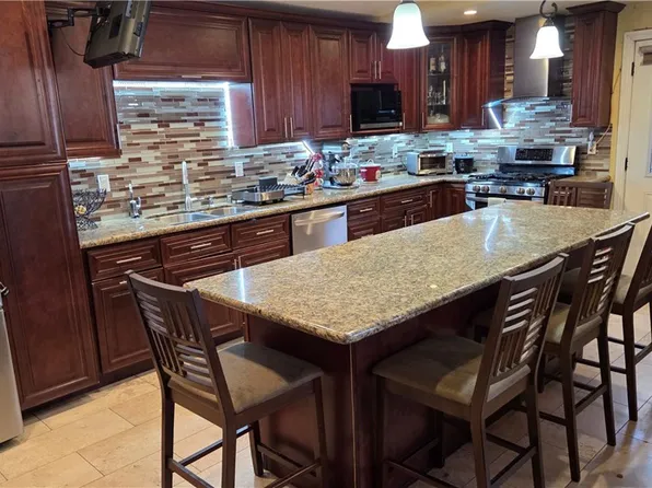 11223 Stagg St, Sun Valley, CA 91352