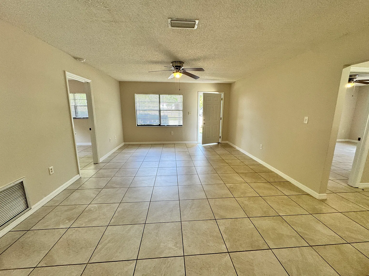 Nice 3 Bedroom 2 Bathroom Single Family Home — Photo 2