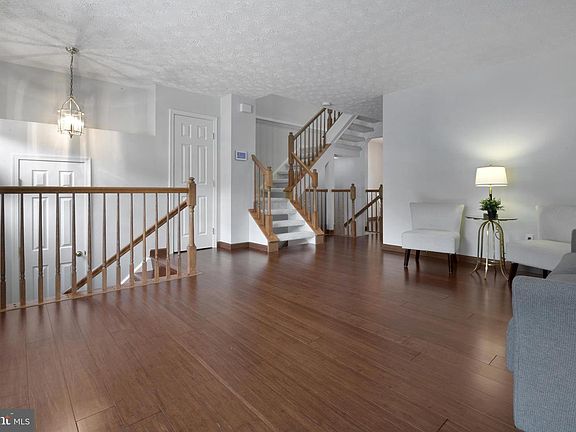 5th image of 885 Chestnut View Ct