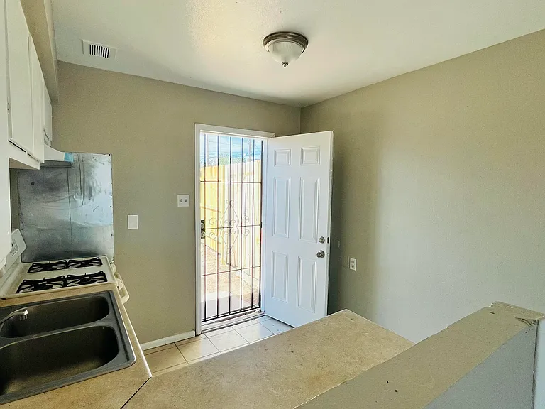 419 Dallas St SE #A — Photo 5