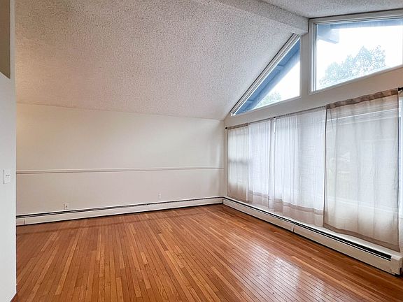 3rd image of 1235 Crescent Dr
