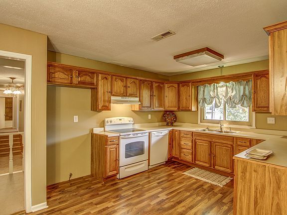 5th image of 303 Hilltop Dr