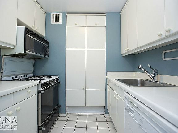 3rd image of 106 Central Park S APT 14H