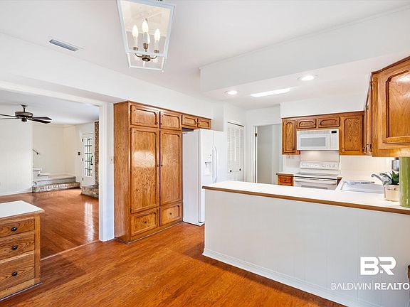 5th image of 4150 Lake Cir N