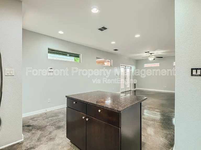 126 E Myrtle St — Photo 14