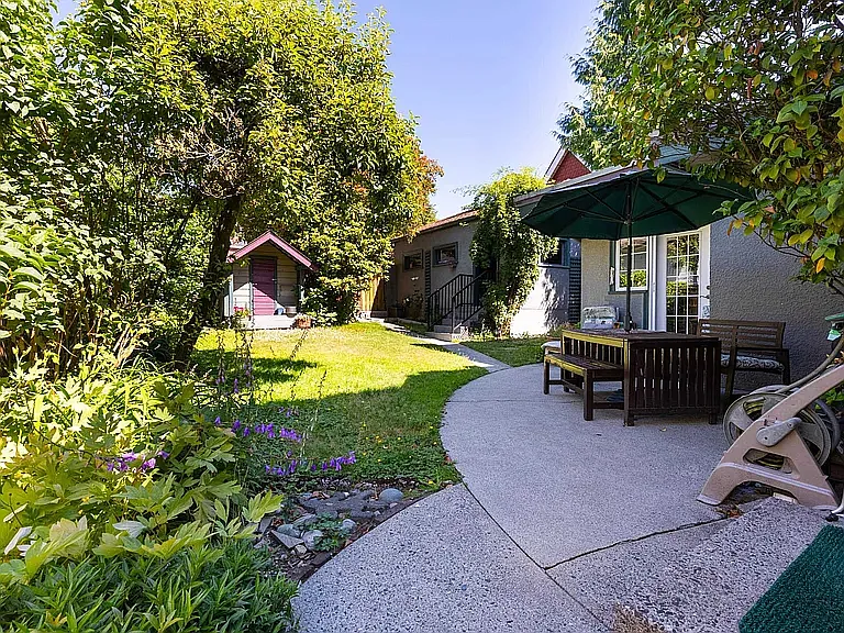 407 Saint George St — Photo 4