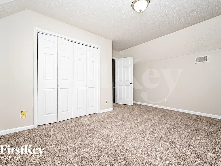 724 Westbury Dr — Photo 8
