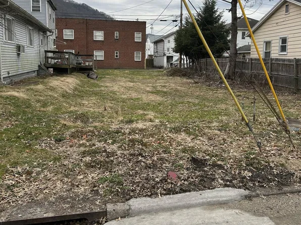 217 S Jackson St, Montgomery, WV 25136