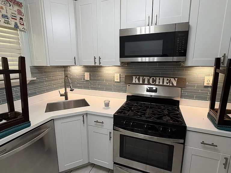 2977 Mercer St — Photo 6