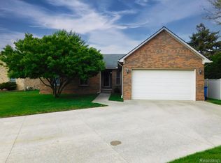 11289 River Dr, Warren, MI 48093