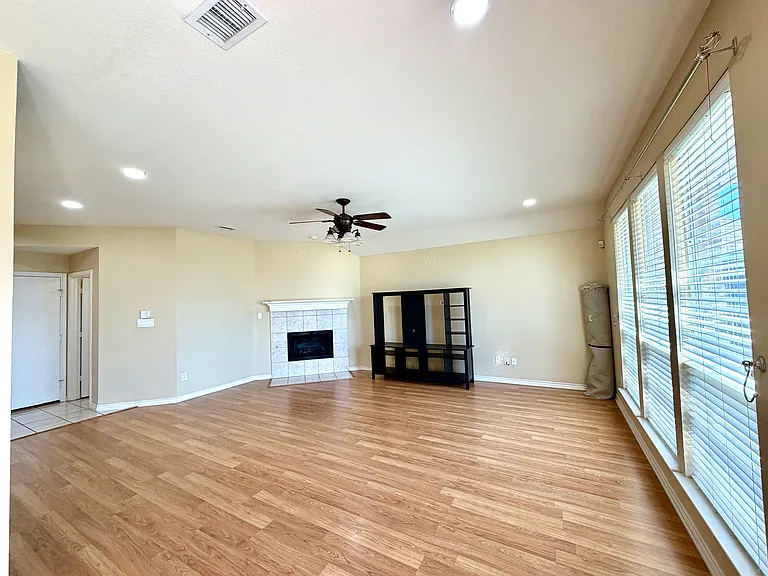 902 Rockton Dr — Photo 6