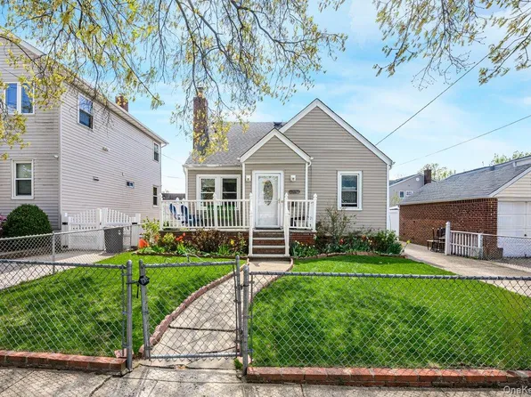 1031 Theodora Street, Franklin Square, NY 11010