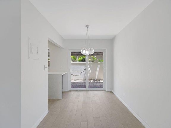 4th image of 609 NE 13th Ave APT 102