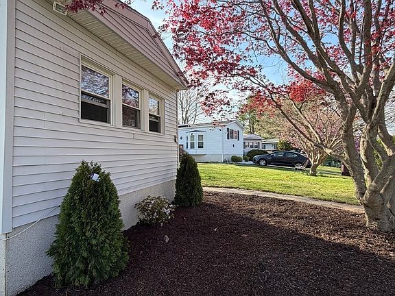 3rd image of 7 Chestnut Cir