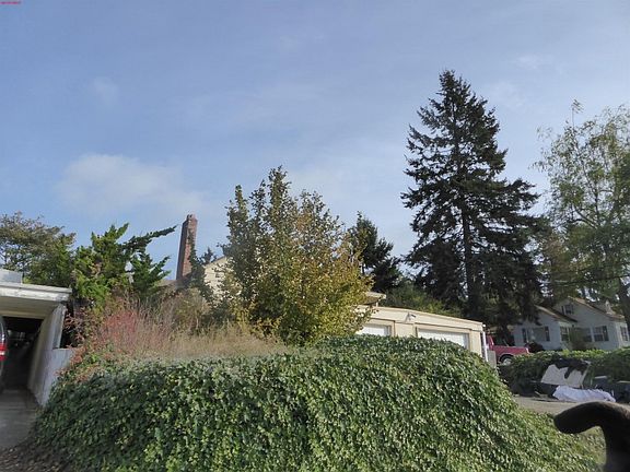 3rd image of 2823 Louise Ave W
