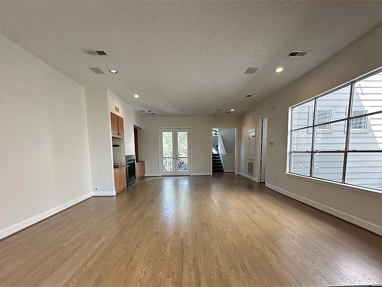 2713 Crawford St — Photo 2