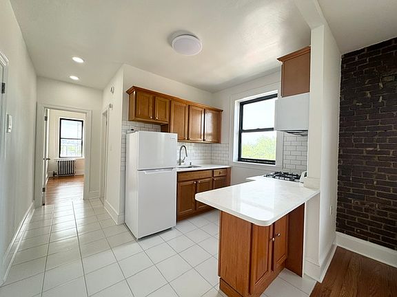 5th image of 21-14 Crescent St #D6