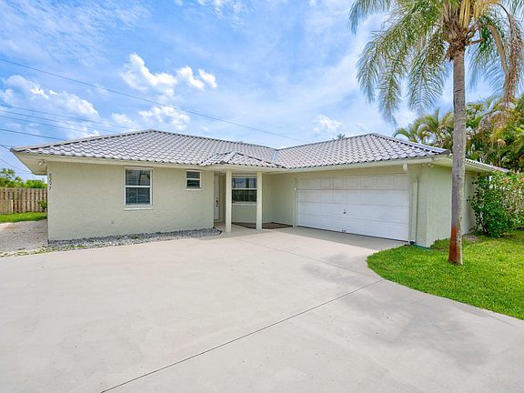 2nd image of 8297 SE Pine Circle