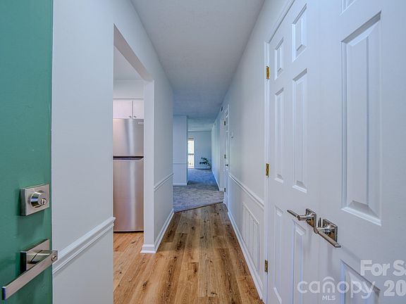 3rd image of 901 Abbey Cir