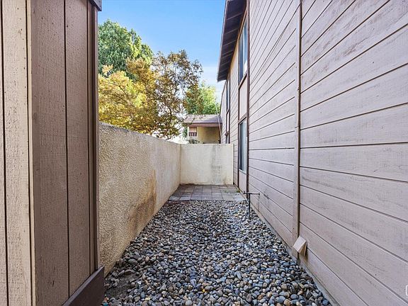 5th image of 5501 Dunsmuir Rd APT 40