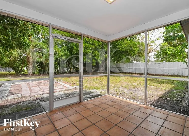 2213 SE 5th St — Photo 8