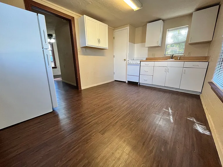 511 W Collins St — Photo 4