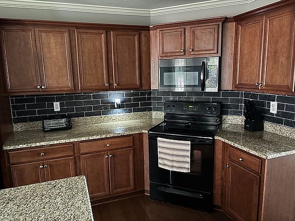 5th image of 19 Oakwood Dr