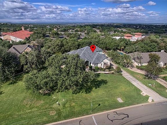 Ideally positioned to enjoy the proximity to excellent schools, shops, restaurants, and transport, and not to mention the LOW property taxes, this home is a testimony to a convenient lifestyle!